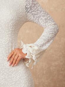 Lumalex 春夏船领喇叭袖修身荷叶边连衣裙，尽显奢华新年新风尚，低调奢华，适合舞会、聚会、宴会、晚宴、节日派对、锐舞派对、音乐节、郊游、度假、户外派对、婚礼季、宰牲节、新年派对等各种场合。这款连衣裙完美契合夏季春假旅行、邮轮、海滩周末度假、派对、约会之夜、婚礼、舞会、宴会、生日、嘉年华、节日及其他节日活动。它融合了新少女风、波西米亚休闲风、低调奢华风、商务时尚风和轻松度假风，层次丰富的闪亮元素更添优雅气质，是奢华舞会、招待会、宴会、婚礼、锐舞派对、节日聚会、假日聚会和户外晚间活动的理想之选，无论何时需要精致而引人注目的派对造型，它都能完美胜任。 - 白色 - 查看 5