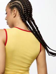 SUMWON Camiseta de tirantes acanalada con ribete de contraste rojo para tallas grandes