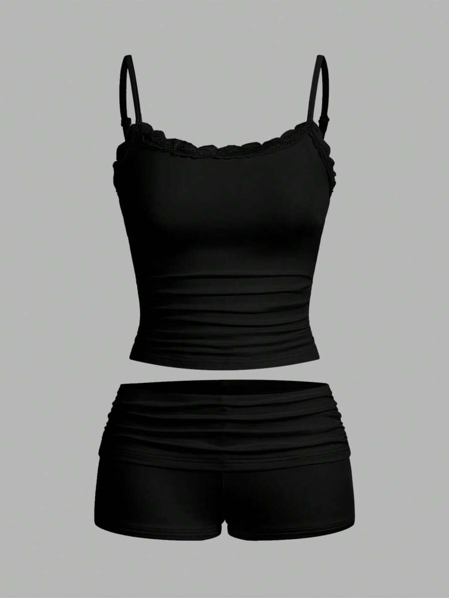 SHEIN EZwear 女款黑色夏季基礎健身2件組,純色蕾絲細肩帶背心與百褶短褲,女士休閒對比荷葉邊抓皺修身兩件式套裝,日常穿著 - 黑色 - 查看 1