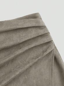 Sweetra Rok Pendek Berlipit Asimetris Ukuran Besar Warna Cokelat dengan Dekorasi Resleting dan Bahan Suede Berbulu Halus, Gaya Minimalis untuk Beraktivitas Sehari-hari, Musim Gugur/Dingin - Light Grey - View 6