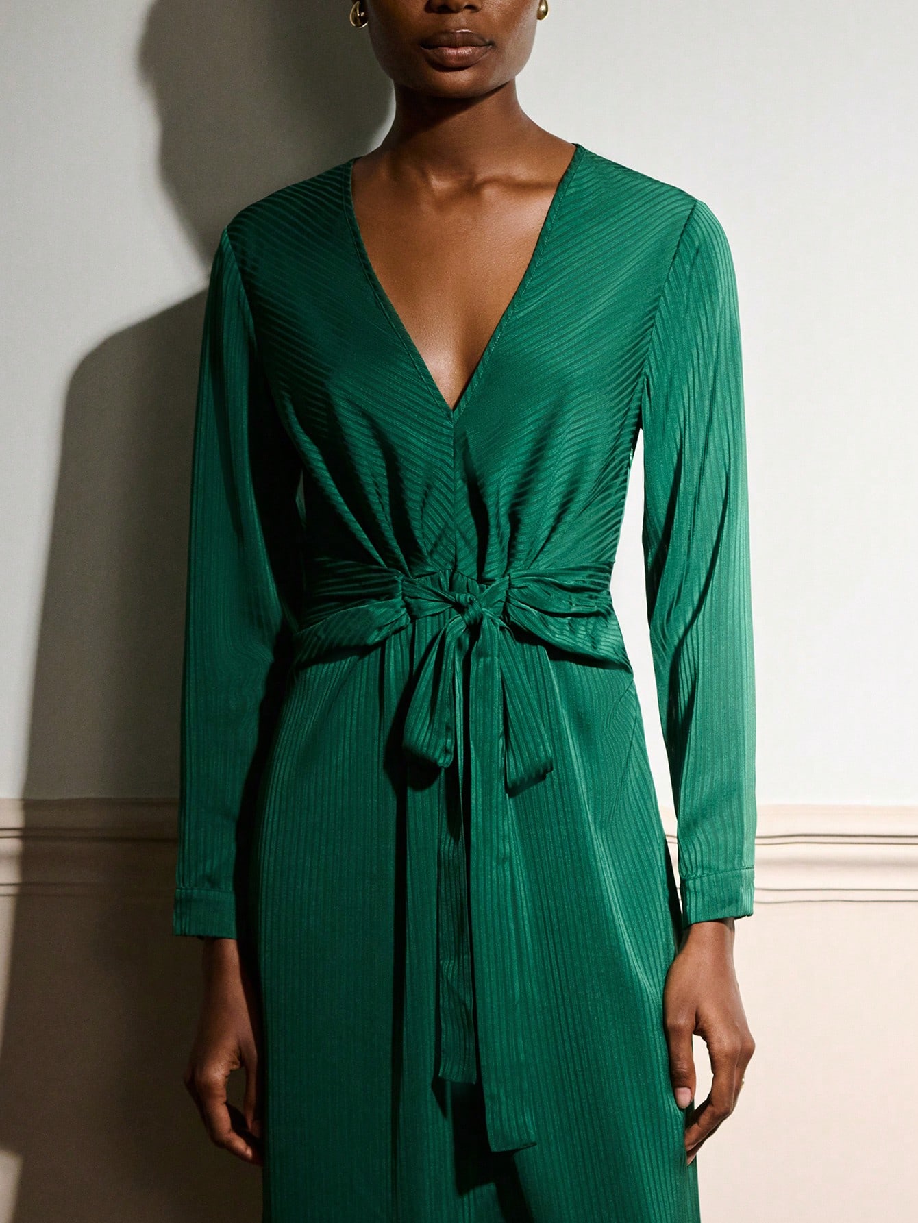 Vestido largo de satén con cuello en pico y detalle de frente retorcido, elegante para otoño e invierno