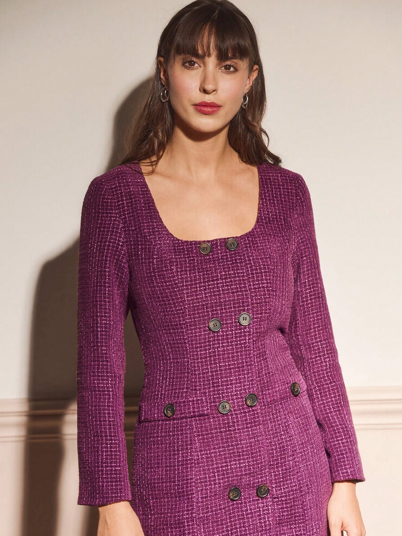 Fioletowa tweedowa mini sukienka z długim rękawem, kwadratowym dekoltem i dwurzędowym zapięciem na guziki – szykowna jesień i zima