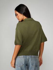 MISSGUIDED Polo de manga corta de punto con corte recto y estilo retro, jersey con cuello de botones clásico y estilo universitario, prenda esencial de moda para oficina en otoño e invierno - Verde militar - Ver 2