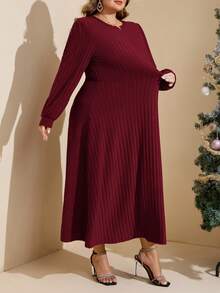 SHEIN CURVE+ Geripptes Strickkleid mit Rundhalsausschnitt in Große Größen, Weinrot, Weihnachtsparty - Bordeaux - Übersicht 4