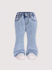 SHEIN Explorewe 1 pieza Jeans de pierna acampanada con cintura elástica para niña, estilo casual, lindo y dulce para fiestas, vacaciones y campo. Tela de mezclilla elástica y cómoda de color azul medio lavado. Diseño de cintura elástica y pierna acampanada, adecuado para uso diario, ya sea jugando en casa o saliendo, mantiene al niño cómodo y con estilo. - Lavado ligero - Ver 4