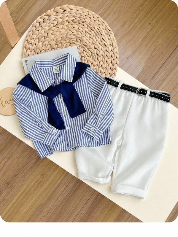 SHEIN Baby Jungen 4 Stücke Set mit blau-weiß gestreiftem Langarmhemd, königsblauem Schal, weißer Hose und Jacquard-Gürtel für Herbst und Winter, geeignet für Geburtstagsfeiern, Taufen, einjährige Jubiläen, Abendpartys, Aufführungen, Hochzeiten und andere Anlässe.