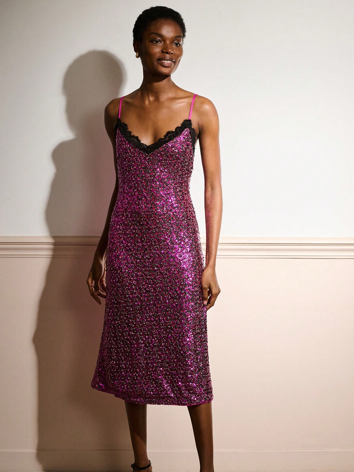 Robe mi-longue à paillettes violettes avec bordure en dentelle noire pour soirée