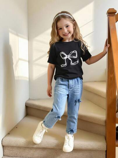 Elladie kids 年轻女孩休闲街头风格圆领短袖修身蝴蝶结印花 T 恤和松紧腰直筒蝴蝶结牛仔裤 2 件套服装，夏季