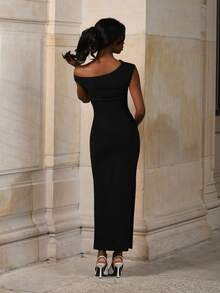 Mima John Vestido negro sólido de verano con hombro asimétrico y drapeado ajustado al Body - Negro - Ver 2