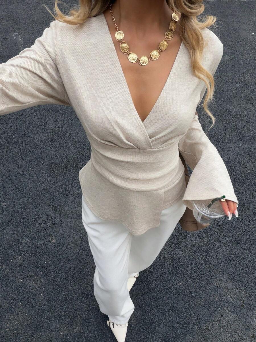 Siren Gaze 深 V 褶皱长袖修身女式 T 恤，时尚通勤腰部褶皱不对称下摆喇叭袖 V 领女式上衣，秋冬衬衫，优雅褶皱女式上衣 - 杏色 - 查看 1