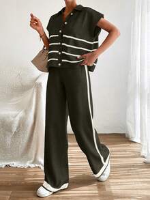 Coordinato di maglia a collo polo a righe e pantaloni