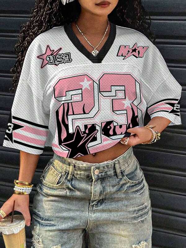 Slaydiva Camiseta de malla de manga corta, holgada y con estampado de llama 23 para mujer, de cuello en V, apropiada para verano, eventos deportivos y entrenamiento. Diseño minimalista y de estilo urbano Y2K de la primavera y el verano de 2025