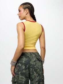 SUMWON Camiseta de tirantes acanalada con ribete de contraste rojo para tallas grandes