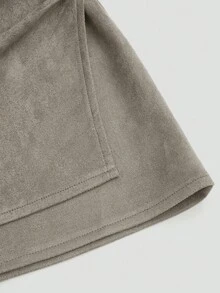 Sweetra Rok Pendek Berlipit Asimetris Ukuran Besar Warna Cokelat dengan Dekorasi Resleting dan Bahan Suede Berbulu Halus, Gaya Minimalis untuk Beraktivitas Sehari-hari, Musim Gugur/Dingin - Light Grey - View 4