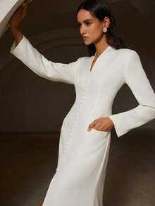 Revavyn 奢华欧美风V领全纽扣装饰垫肩长袖超长鱼尾下摆修身连衣裙 - 杏色 - 查看 2