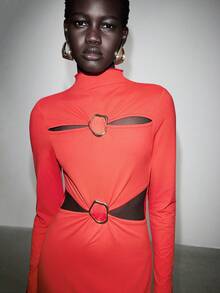 SHEIN Luminelle فستان حفلة عيد الميلاد الأحمر للنساء، ذو ياقة عالية وأكمام طويلة، مزين بتفاصيل معدنية غير متماثلة ومقطوع في الخصر، مناسب للارتداء في المناسبات