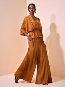 Zivah 2025夏初秋新款节日圣帕特里克节,西部风,游牧风,参加生日派对,毕业季,学院风,日常出游,基础款,百搭款,休闲度假,邮轮旅行,沙滩海边,晒太阳,流行街头风,休闲优雅通勤V领蝙蝠袖宽松荷叶边下摆上衣+宽松超长裤,橙红色褶皱亮丝面料女两件套-A - 亮橙色 - 查看 2