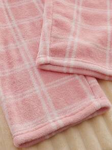 2 件圣诞快乐少女睡衣套装，毛茸茸的浅粉色长袖上衣和粉色格子裤，鲜艳印花弹性柔软面料，可机洗舒适配套服装（单独出售）