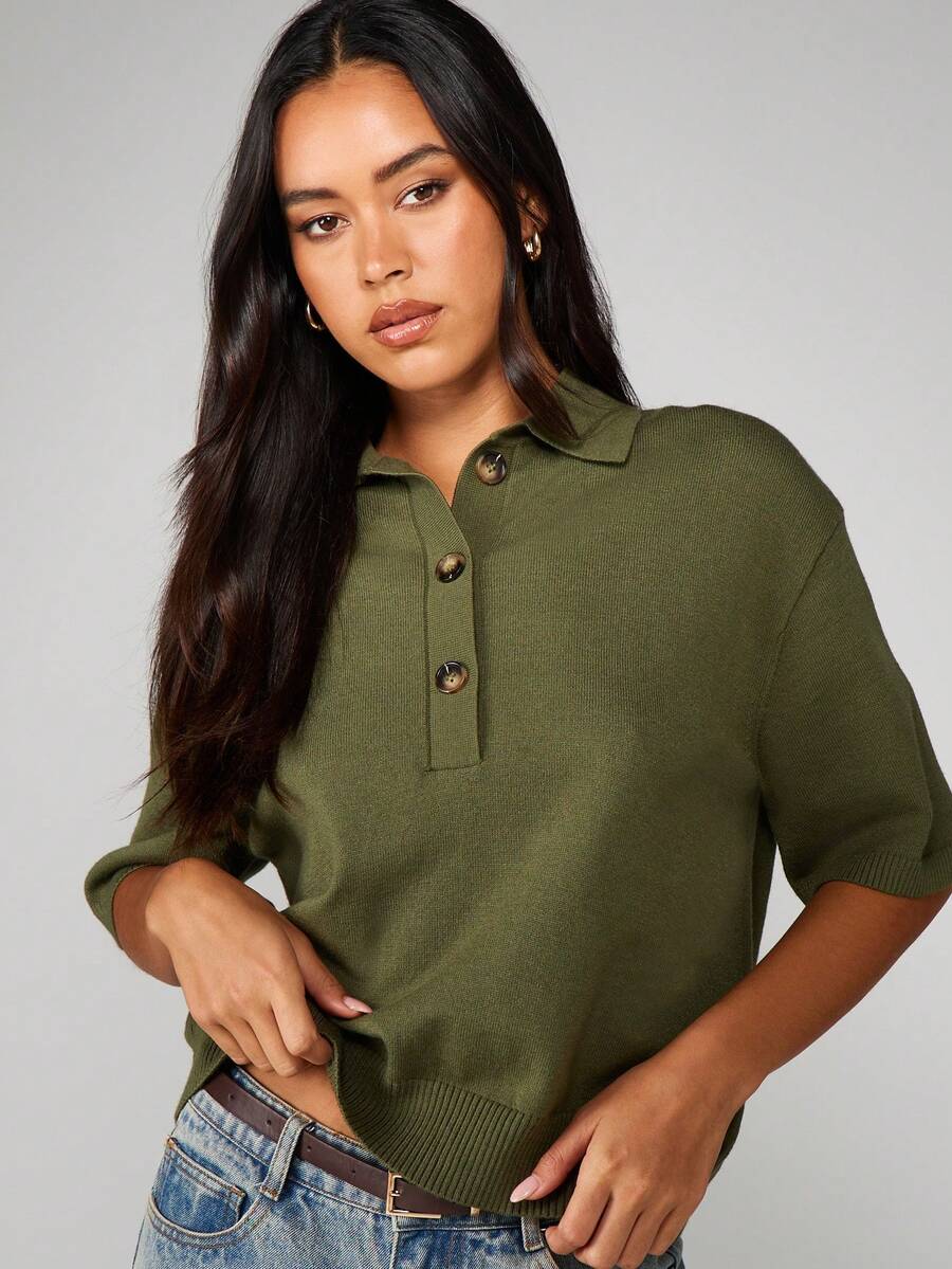 MISSGUIDED Polo de manga corta de punto con corte recto y estilo retro, jersey con cuello de botones clásico y estilo universitario, prenda esencial de moda para oficina en otoño e invierno - Verde militar - Ver 1