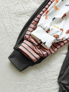 Vintaside Kids Salopetă pentru bebeluși de toamnă și iarnă, cu dungi multicolore, guler rotund, mânecă lungă și pantaloni lungi conici, format din șase piese, este confecționată din material cu dungi și se potrivește perfect. Este complet imprimată cu modele drăguțe de animale și imprimeuri cu dungi, având culori bogate și vii. Este potrivită pentru ocazii precum o excursie, relaxare acasă, învățarea mersului, activități pentru părinți și copii și fotografierea ca suveniruri.