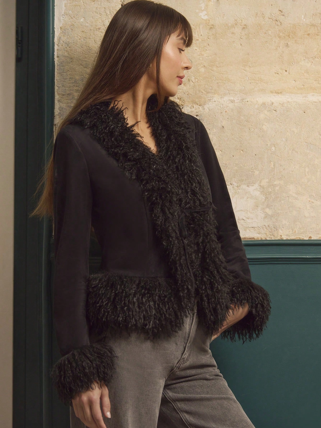 ブラックフェイクスエードジャケット、フェイクファーの襟とカフス、ヴィンテージスタイル、秋冬用ブラックフェイクファージャケット、レディースブラックファージャケット