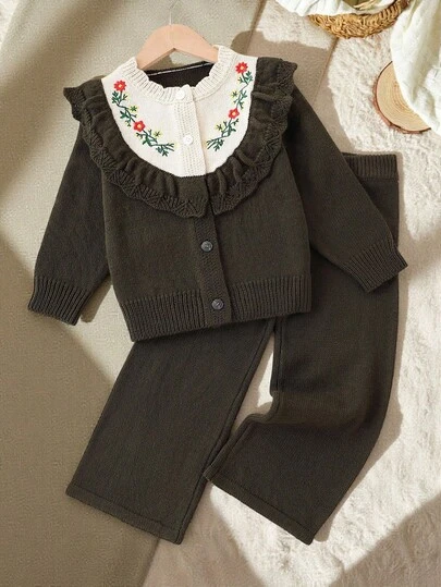 SHEIN Vintaside Kids 2件套女童毛衣套装，韩版时尚刺绣荷叶边竖纽扣开衫，搭配同款阔腿裤，清新可爱风格，常规厚度顺滑质感，秋冬休闲出游必备