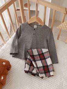 2 件装男婴针织纯色圆领套头衫和格子裤家居服套装，适合圣诞节