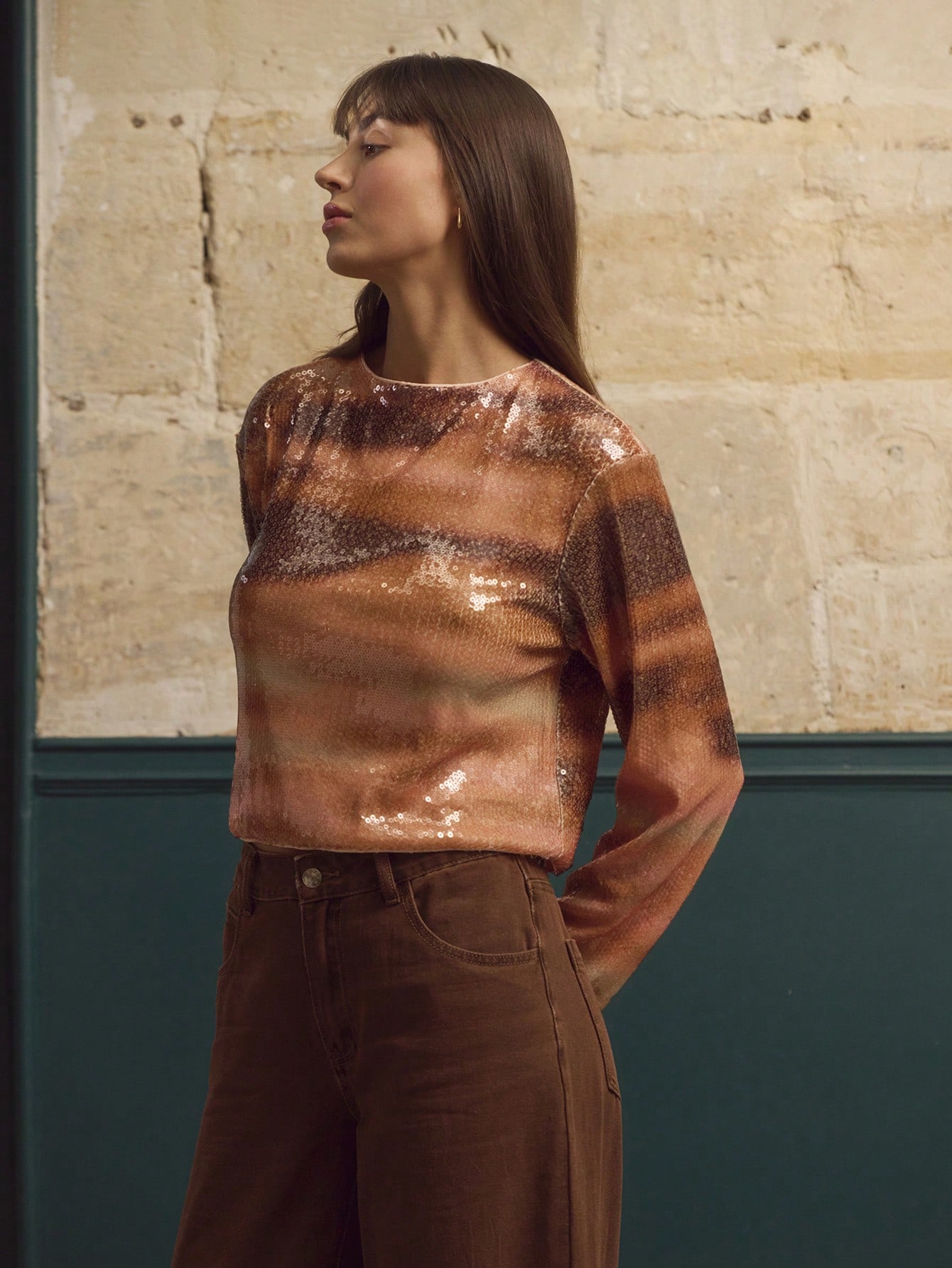 ピンクとブラウンのグラデーションスパンコール付きクロップドセーター、長袖、洗練されたフォール-ウィンター