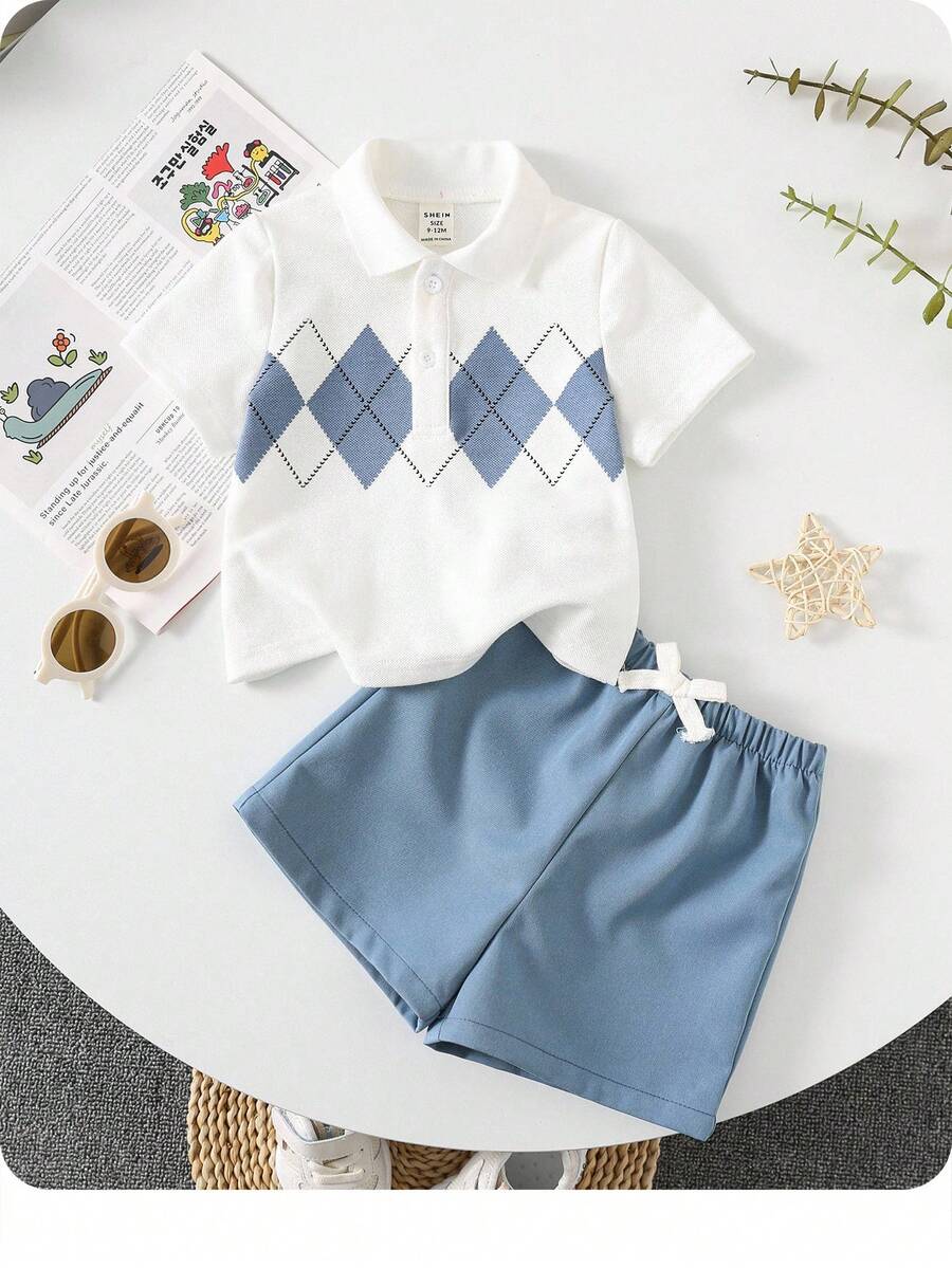 2 件幼儿儿童休闲菱形图案白色 Polo 衫和蓝色短裤套装，适合春夏季