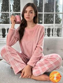 2 件圣诞快乐少女睡衣套装，毛茸茸的浅粉色长袖上衣和粉色格子裤，鲜艳印花弹性柔软面料，可机洗舒适配套服装（单独出售）