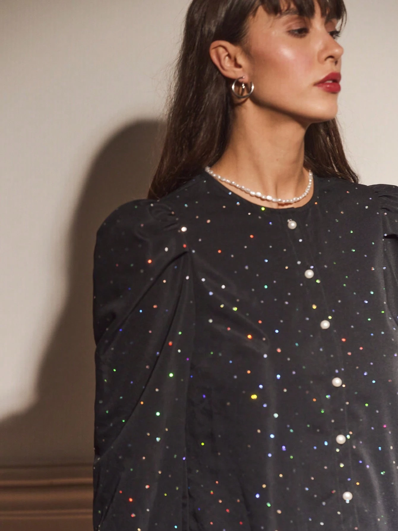 Blusa nera senza colletto a maniche lunghe con decorazioni in metallo e perle, elegante e vintage per feste ed eventi, adatta per l'autunno e l'inverno