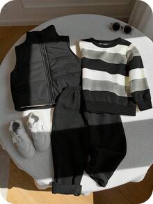 SHEIN 男童秋冬可爱休闲加厚保暖背心外套、条纹连帽卫衣和运动裤三件套运动服，适合室内、室外、日常、运动、玩耍、派对、拍照、度假、节日等场合。