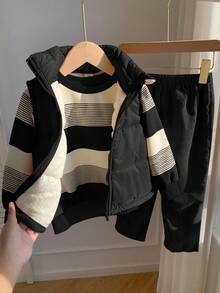 SHEIN 男童秋冬可爱休闲加厚保暖背心外套、条纹连帽卫衣和运动裤三件套运动服，适合室内、室外、日常、运动、玩耍、派对、拍照、度假、节日等场合。