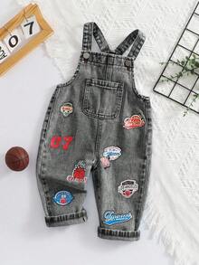 SHEIN Playful Pals Baby Jungen Jeans-Latzhose, vintage lässiger abgenutzter bedruckter Buchstaben Muster, verstellbare Träger Latzhose - Hellgrau - Übersicht 3