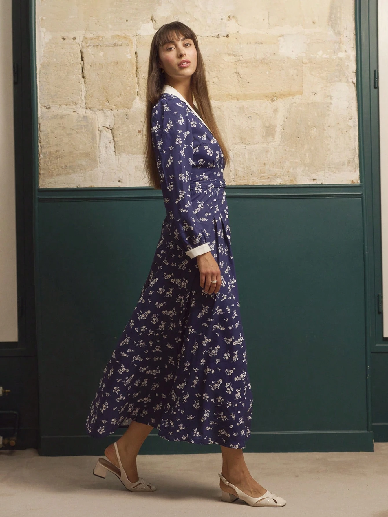 ネイビーブルーの花柄ロングドレス、コントラストの白い襟、マッチングベルト、長袖、エレガントな秋冬