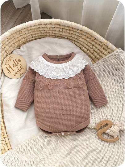 SHEIN Fashionable Baby Girls Sweater Bodysuit With Floral Embroidery Lace Collar, Soft & Comfortable, Suitable For Spring/Autumn, Suitable For Daily, Outdoor, Travel, Vacation, Home, Daycare, And Baby Girl Play Wear