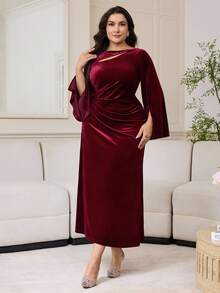 Modelyn Gaun Fashion Wanita Ukuran Besar Warna Polos Lengan Mengembang Belahan Terbuka Bahan Beludru Berlipit Berongga - Burgundy - View 3