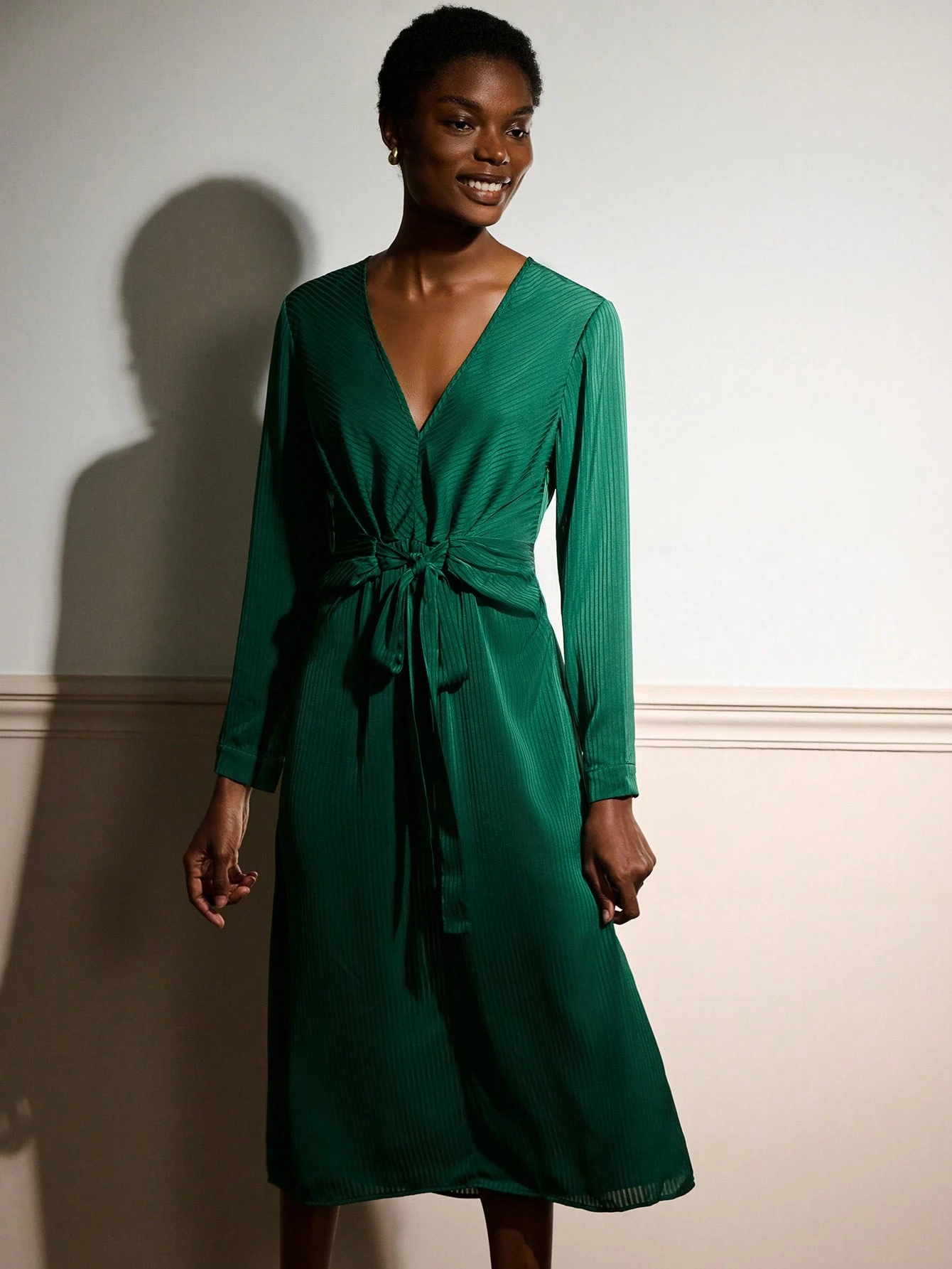 Vestido largo de satén con cuello en pico y detalle de frente retorcido, elegante para otoño e invierno