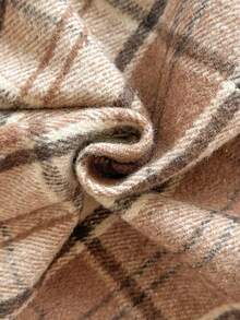 Vintaside Kids Completo da ragazza pre-adolescente composto da una maglietta a maniche lunghe con collo alto beige a righe e un vestito a canottiera in tweed a quadri per l'autunno e l'inverno. Le spalline del vestito a canottiera possono essere regolate in lunghezza e ci sono bottoni in vita per facilitare l'indossare e il togliere. Lo stile è retrò, semplice e da scuola. Il motivo a quadri è alla moda e versatile, rendendolo perfetto per un pomeriggio rilassante a casa, un'uscita e un picnic autunnale, la partecipazione a feste e eventi scolastici. - Cachi - Visualizzare 8