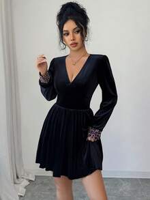 SHEIN Elenzya Vestido elegante y romántico con cuello en V, manga larga, fruncido, patchwork de terciopelo y estampado de leopardo en corte evasé, adecuado para otoño/invierno - Negro - Ver 7