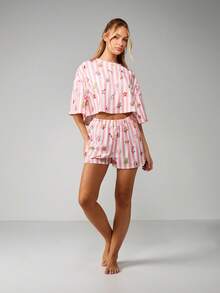 MISSGUIDED Conjunto de pijama navideño con galletas de jengibre e iconos festivos, top corto oversize y pantalones cortos para estar en casa - Multicolor - Ver 3