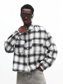 SUMWON Camisa de franela cepillada de manga larga con ajuste cuadrado, cuello abotonado y bolsillo en el pecho para capas casuales en invierno - Blanco y Negro - Ver 1