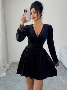 SHEIN Elenzya Vestido elegante y romántico con cuello en V, manga larga, fruncido, patchwork de terciopelo y estampado de leopardo en corte evasé, adecuado para otoño/invierno - Negro - Ver 3