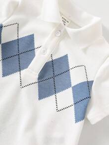 2 件幼儿儿童休闲菱形图案白色 Polo 衫和蓝色短裤套装，适合春夏季