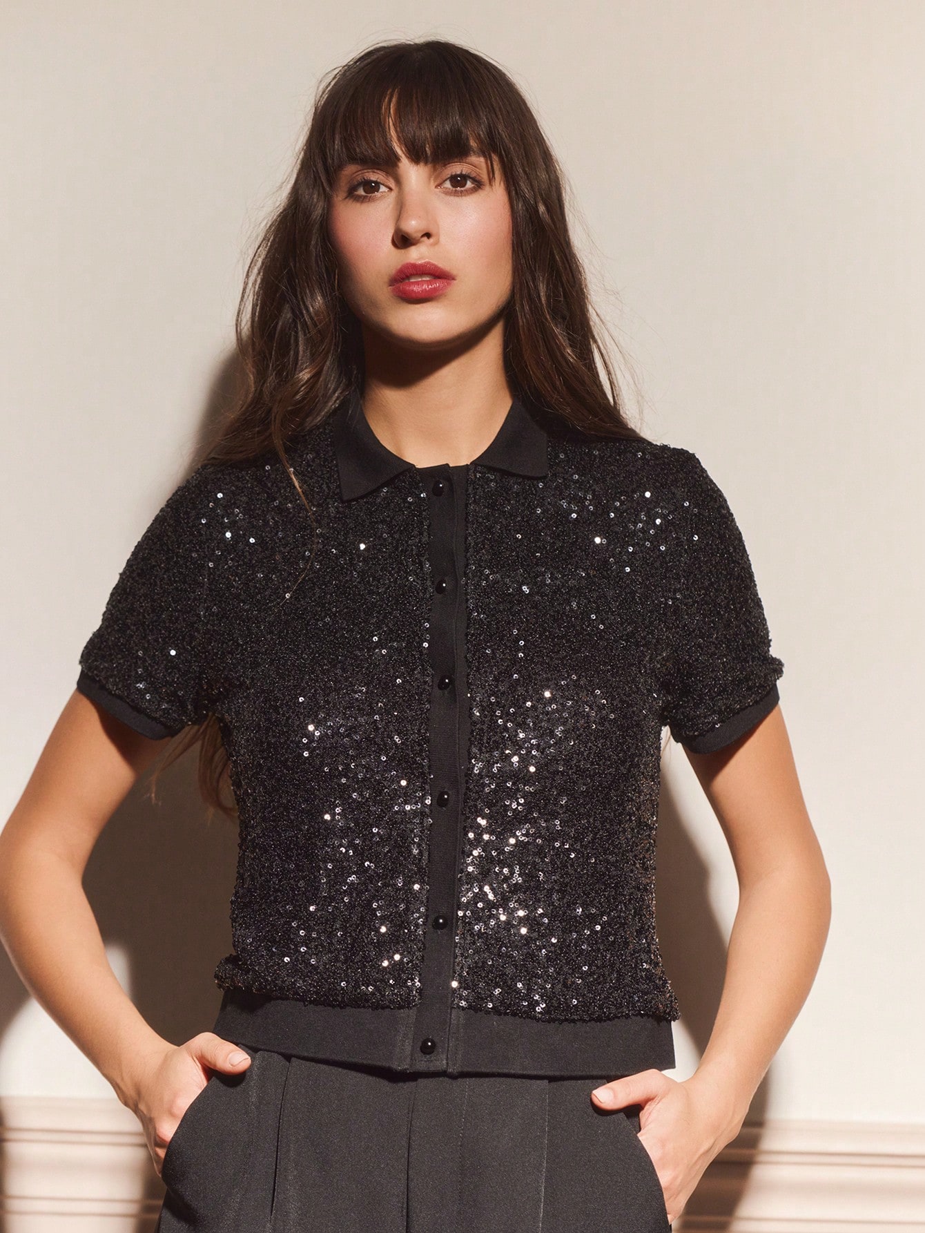 Camicetta con colletto polo, maniche corte, con bottoni e paillettes, adatta per feste, autunno e inverno