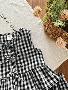 SHEIN Ensemble 2 pièces d'été pour bébé fille : Top sans manches décoré d'un nœud à carreaux noir et blanc, et short à taille élastique