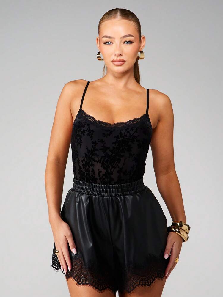 MISSGUIDED Bodyduit de terciopelo devor con ribete de encaje, tirantes ajustables y bordes festoneados para ocasiones de noche