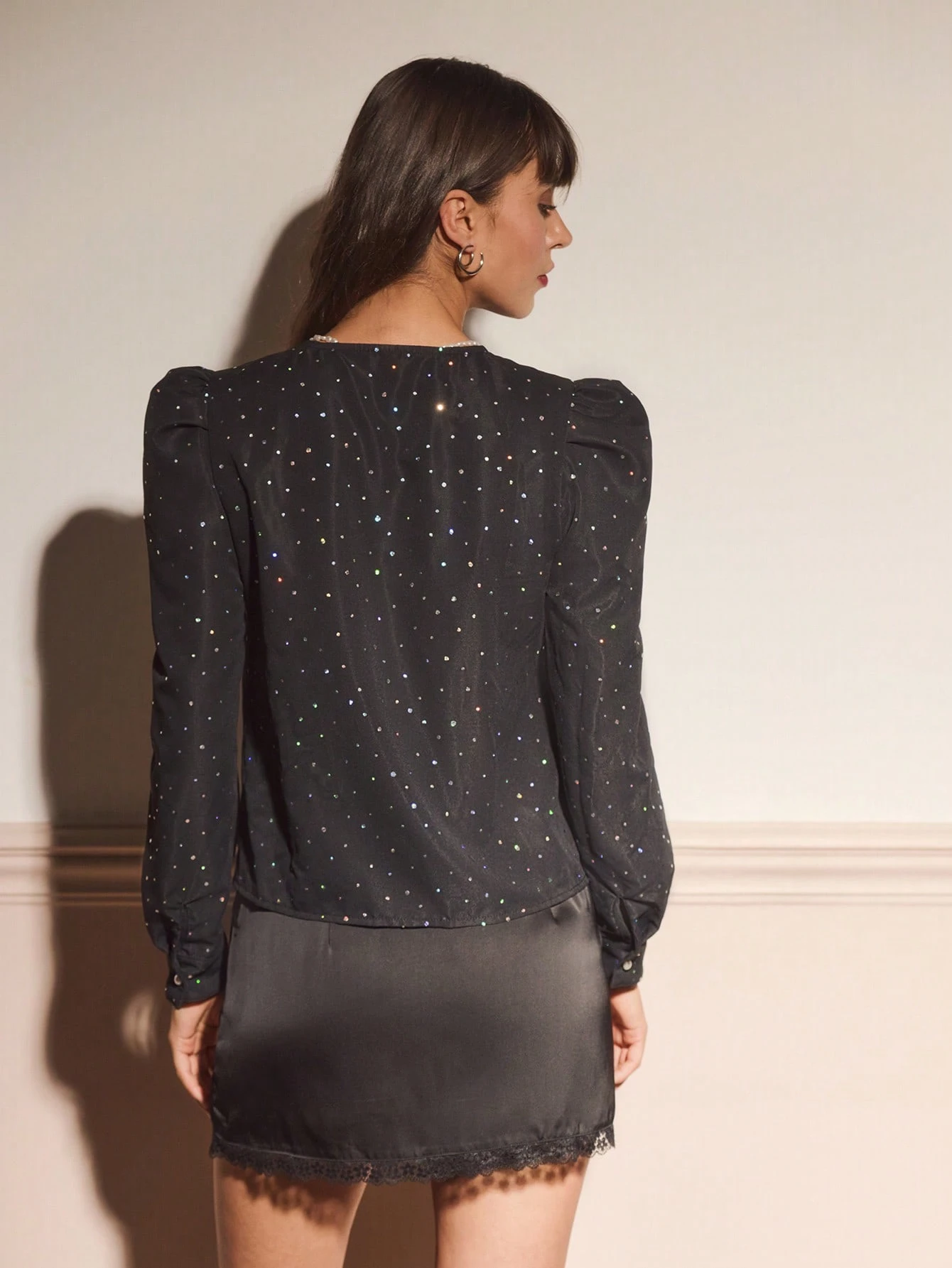 Blusa nera senza colletto a maniche lunghe con decorazioni in metallo e perle, elegante e vintage per feste ed eventi, adatta per l'autunno e l'inverno