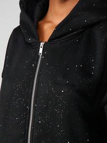 MISSGUIDED 闪亮连帽运动衫，带金属斑点，全拉链开合和中央口袋，休闲冬季上衣 - 黑色 - 查看 4