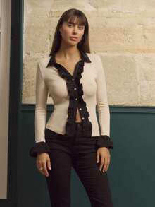 lacRébo Chemise en tricot beige avec volants noirs contrastants et manches longues avec poignets évasés. Style vintage chic pour l'automne et l'hiver.